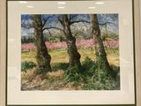 tableau représentant des arbres dans un champ, avec des fleurs roses en arrière-plan