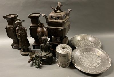 de nombreux types de vases et de bols sur la table
