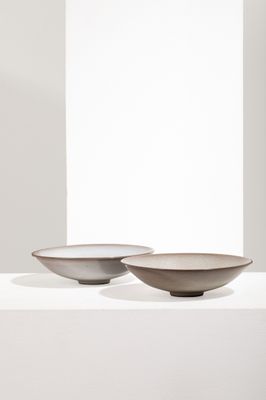 deux bols marron posés sur une table blanche