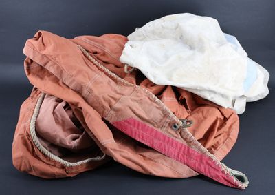 une image représentant un tas de vêtements sur fond noir