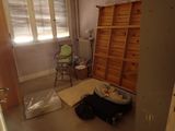 une pièce dans laquelle se trouvent une chaise et une bibliothèque