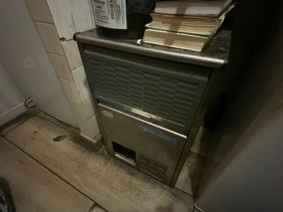 Une machine à glaçons BAR LINE