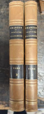 deux livres posés sur une table
