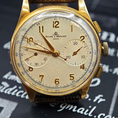 un gros plan d'une montre-bracelet posée sur un livre