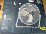 une boîte équipée d'un ventilateur, posée sur une table