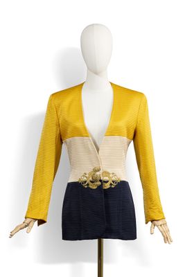 un mannequin vêtu d'une veste jaune et d'une jupe bleue, posé sur un autre mannequin