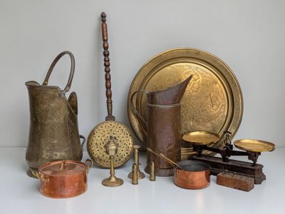 de nombreux objets anciens posés sur une table blanche