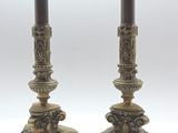paire de chandeliers anciens en laiton avec motifs ornés