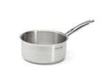 une casserole en acier inoxydable avec une poignée, sur fond blanc