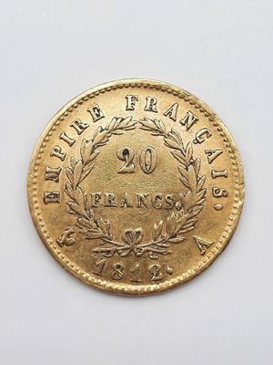 gros plan d'une pièce de monnaie sur une surface blanche avec un fond blanc