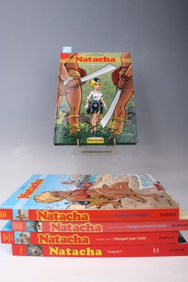 trois livres pour enfants empilés les uns sur les autres sur une table
