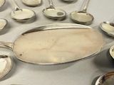 many spoons that are on the table together