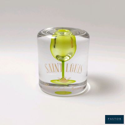 un verre contenant un liquide jaune