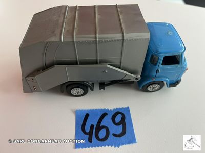 un camion miniature posé à côté d'une feuille de papier
