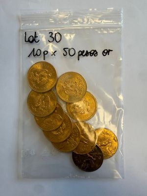un sac rempli de pièces d'or et d'argent posé sur une table blanche