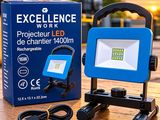 une photo d'une lampe de travail bleue posée sur une table en bois