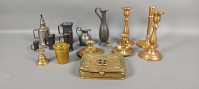 de nombreux objets en laiton de toutes sortes sur la table