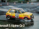 une voiture jaune et rouge qui roule dans une flaque d'eau