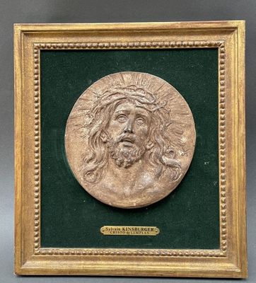 une plaque en bronze représentant Jésus avec une couronne d'épines sur la tête
