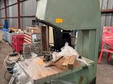 une grande machine qui se trouve dans un entrepôt