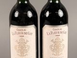 deux bouteilles de vin posées l'une à côté de l'autre sur une table