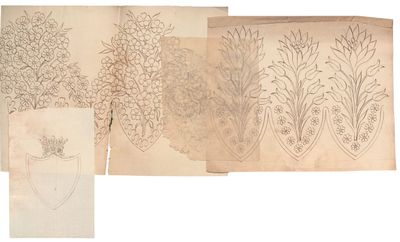 trois feuilles de papier sur lesquelles sont dessinées des fleurs et des feuilles