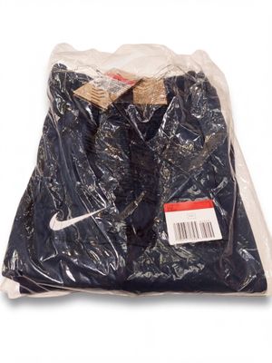 La chemise est emballée dans du plastique et prête à être portée.