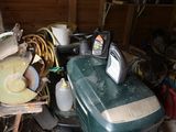 une photo d'un garage où il y a plein de choses par terre