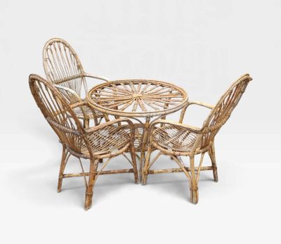 quatre chaises et une table en osier