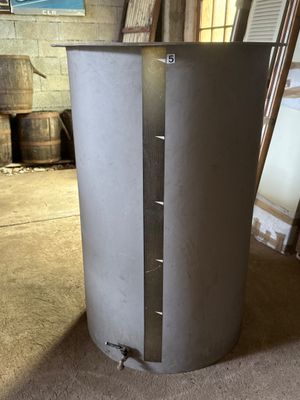 Cuve à vin polyester 500L, à récupérer à 20 km - Brive Ouest - porte d