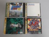 quatre CD posés sur une table