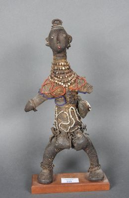 l'image d'une statue d'un homme avec un chapeau sur la tête