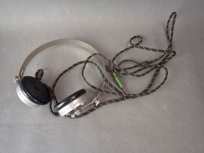 un casque relié à un fil