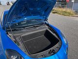 une voiture de sport bleue garée sur le bord de la route