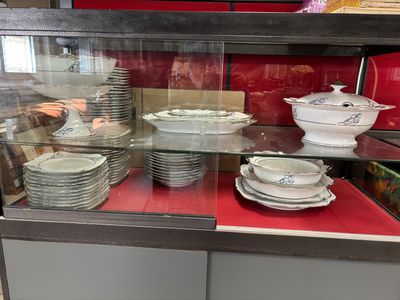 plusieurs assiettes et bols exposés dans une vitrine