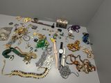 une table blanche sur laquelle sont disposés de nombreux bijoux