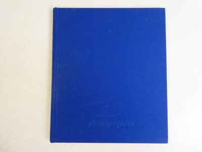 le livre bleu est posé sur une surface blanche, avec un fond blanc
