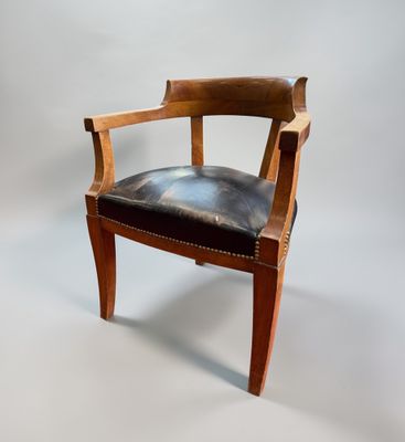 Fauteuil en bois, assise en cuir noir Dimensions : 75 x 59,5…