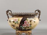une image représentant un vase orné de fleurs peintes