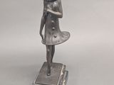 statue d'une femme tenant une valise