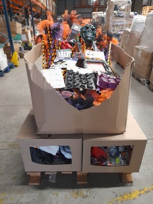 une boîte en carton contenant un certain nombre d'objets