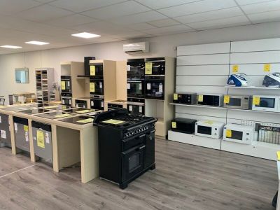 une photo d'un magasin dont les rayons regorgent d'articles