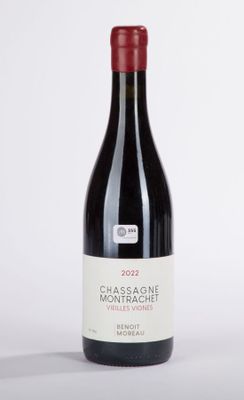 la bouteille de vin rouge est posée sur une surface blanche