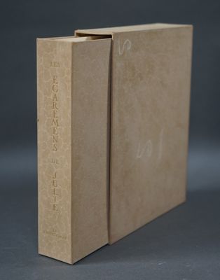 un gros plan sur un livre marron sur fond noir