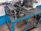 une machine posée sur une table dans une pièce