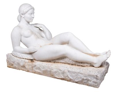statue en marbre représentant une femme allongée sur un rocher