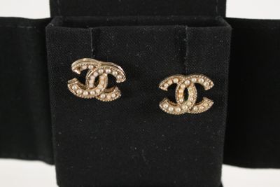 une paire de boucles d'oreilles Chanel en or et diamants