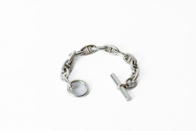 bracelet en argent avec une chaîne et un fermoir sur fond blanc