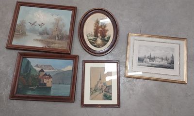 quatre tableaux encadrés sur le mur d'une pièce