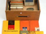 une caisse en bois remplie de livres et de quelques autres objets
